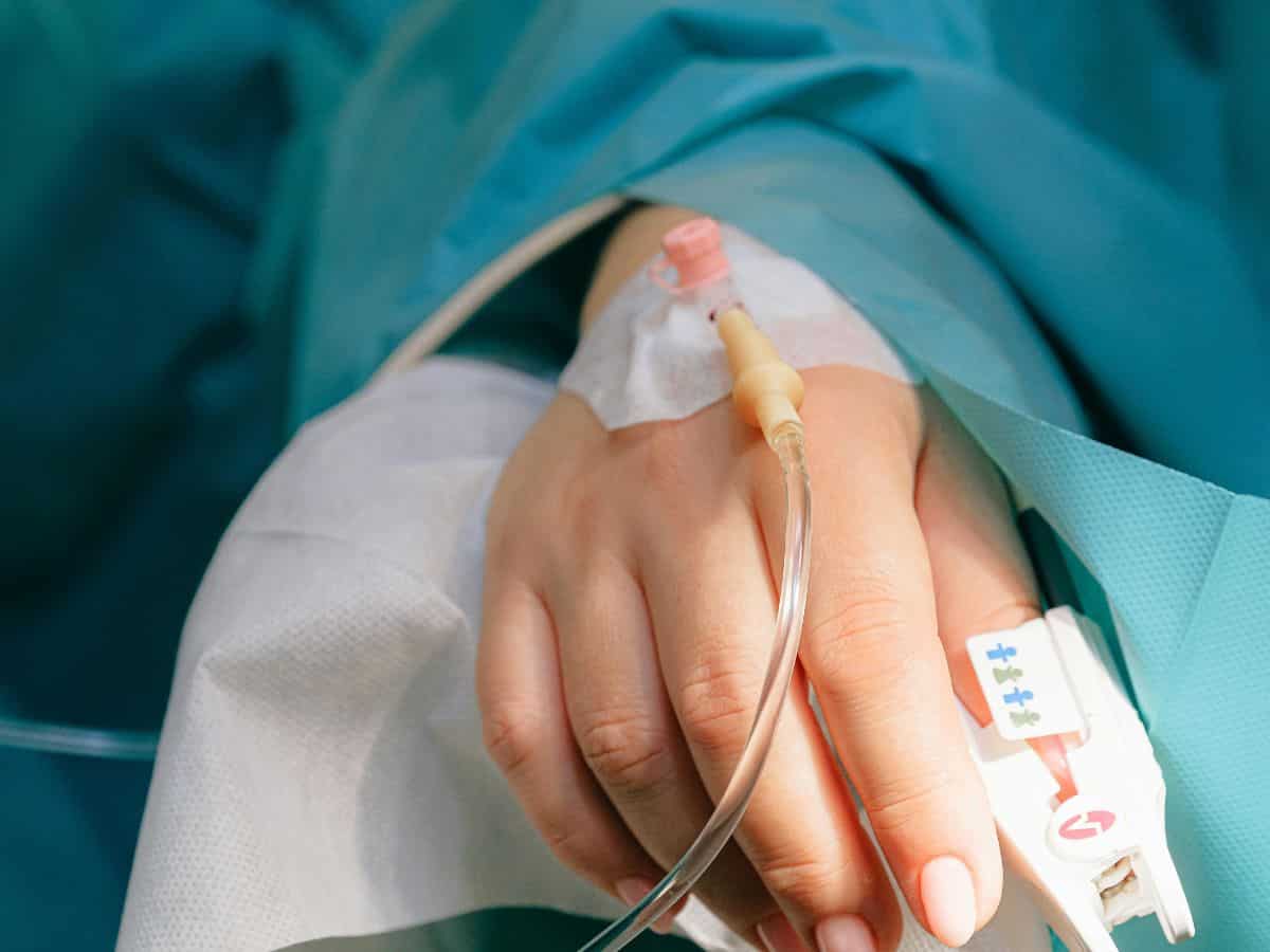 हेल्थ इंश्योरेंस लेने वालों के लिए बड़ी खुशखबरी! अगले साल नहीं बढ़ेंगे हॉस्पिटल चार्जेज, DFS के दखल से हुआ समझौता