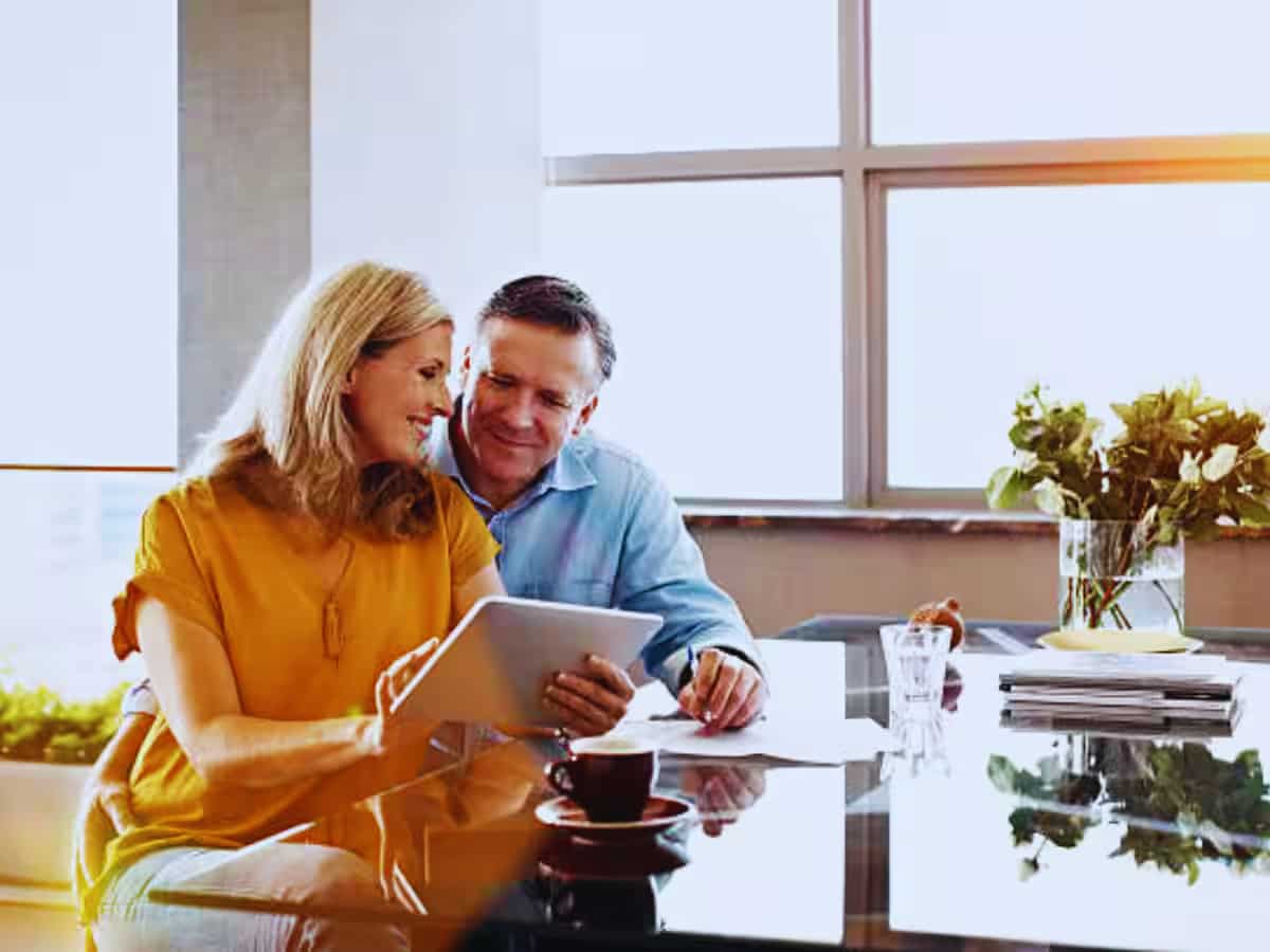 Wife के नाम पोस्ट ऑफिस की इस स्कीम में डालें ₹8000, 5 साल में बरसेगा मुनाफा,कमाई का देखें फुल कैलकुलेशन