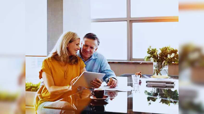 Wife के नाम पोस्ट ऑफिस की इस स्कीम में डालें ₹8000, 5 साल में बरसेगा मुनाफा,कमाई का देखें फुल कैलकुलेशन