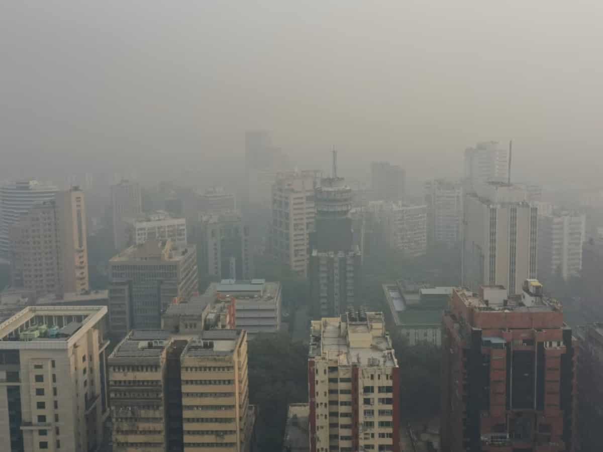 दिल्ली में प्रदूषण का हाहाकार: हवा 'गंभीर', सांस लेना दूभर, AQI 400 पार, 'बेहद खराब' हवा से लोग बेहाल!