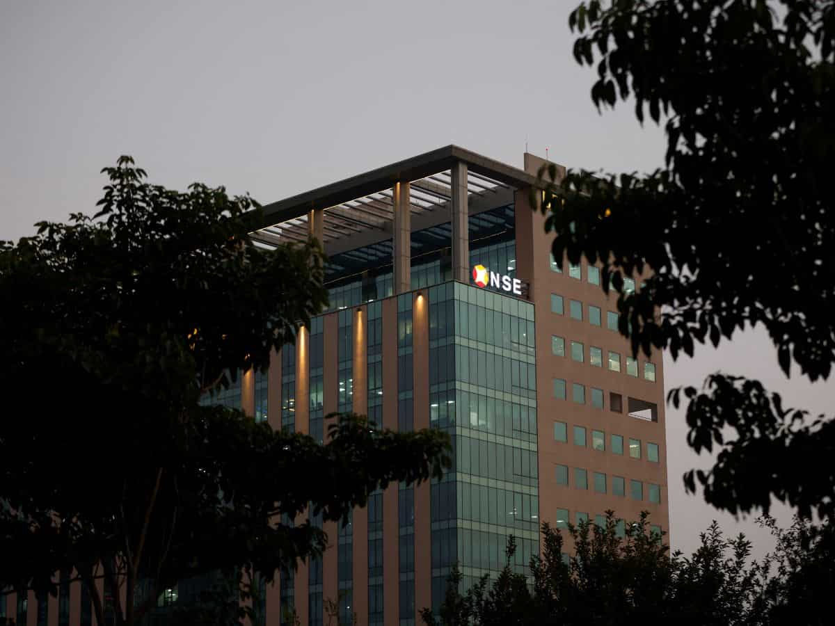 NSE Holidays 2025: आज शेयर बाजार में नहीं होगी ट्रेडिंग, गुरु नानक जयंती पर BSE-NSE की है छुट्टी- जान लें MCX का अपडेट