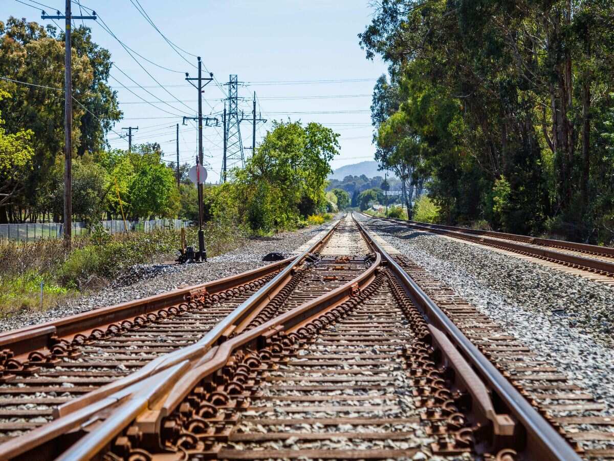 यूपी के मिर्जापुर में बड़ा रेल हादसा, चुनार रेलवे स्टेशन पर कालका एक्सप्रेस की चपेट में आए श्रद्धालु, 8 की दर्दनाक मौत!