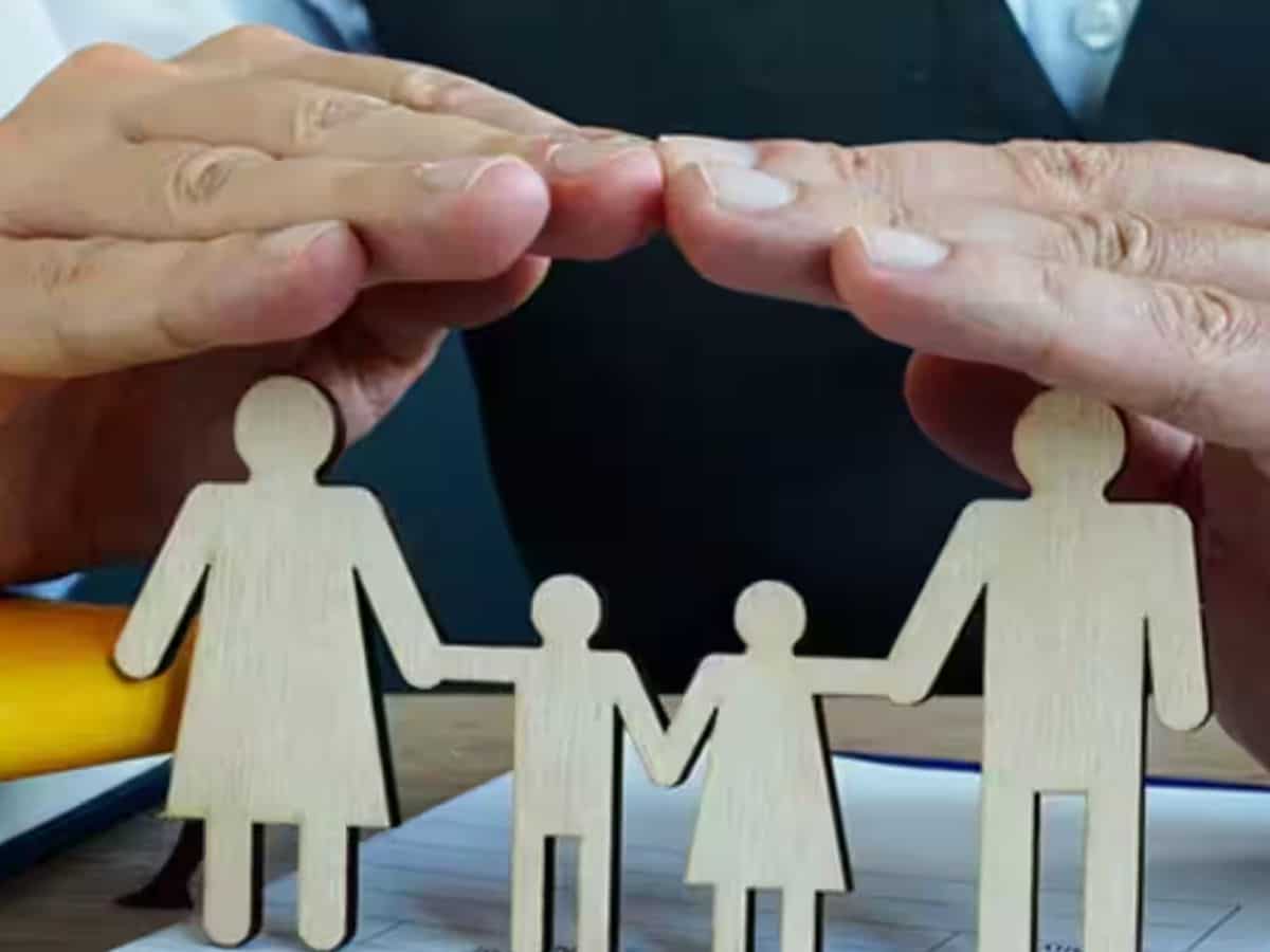 Health Insurance कैसे चुनें? फैमिली फ्लोटर या इंडिविजुअल पॉलिसी...आपके परिवार के लिए कौन-सा होगा बेस्ट ऑप्शन!