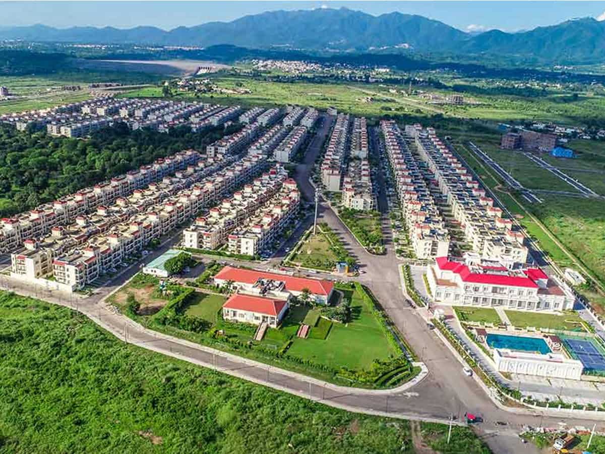 गुरुग्राम में बादशाहत के बाद DLF की बड़ी तैयारी, NCR के इन दो इलाकों में करेगा एंट्री, 18 महीने में बड़े लॉन्च