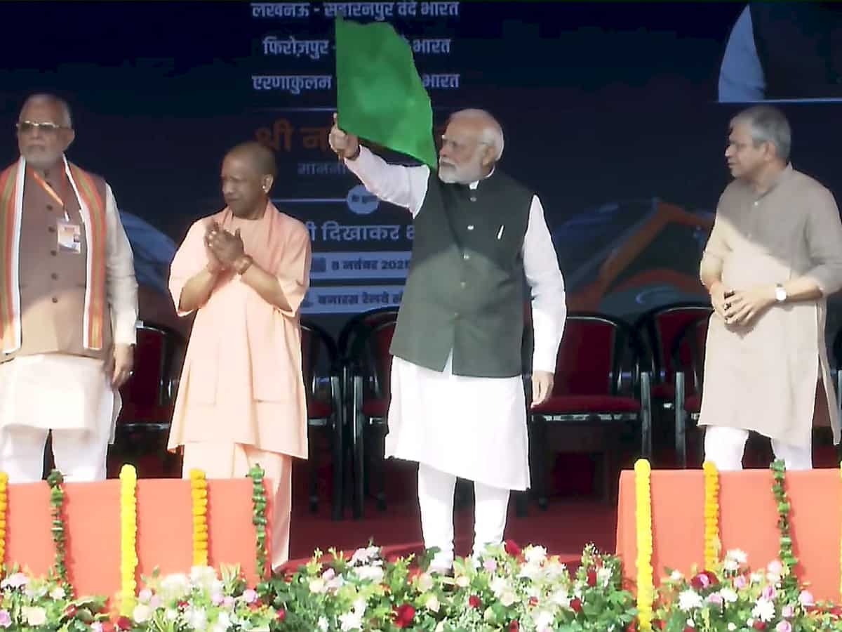 PM मोदी का बड़ा तोहफा! 4 नई वंदे भारत एक्सप्रेस को दिखाई हरी झंडी, जानें कहां चलेंगी ये सुपरफास्ट ट्रेनें
