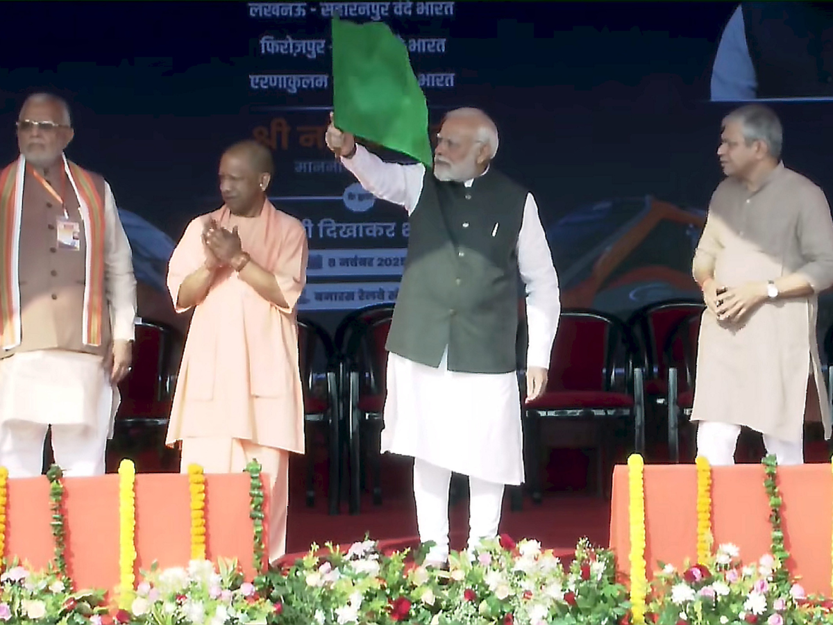 PM मोदी का बड़ा तोहफा! 4 नई वंदे भारत एक्सप्रेस को दिखाई हरी झंडी, जानें कहां चलेंगी ये सुपरफास्ट ट्रेनें