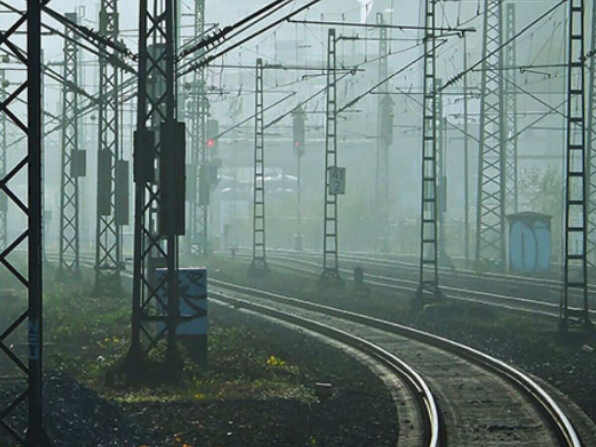 लगातार गिर रहा है Infra कंपनी का शेयर, अब मिला ₹539 करोड़ का रेलवे प्रोजेक्ट