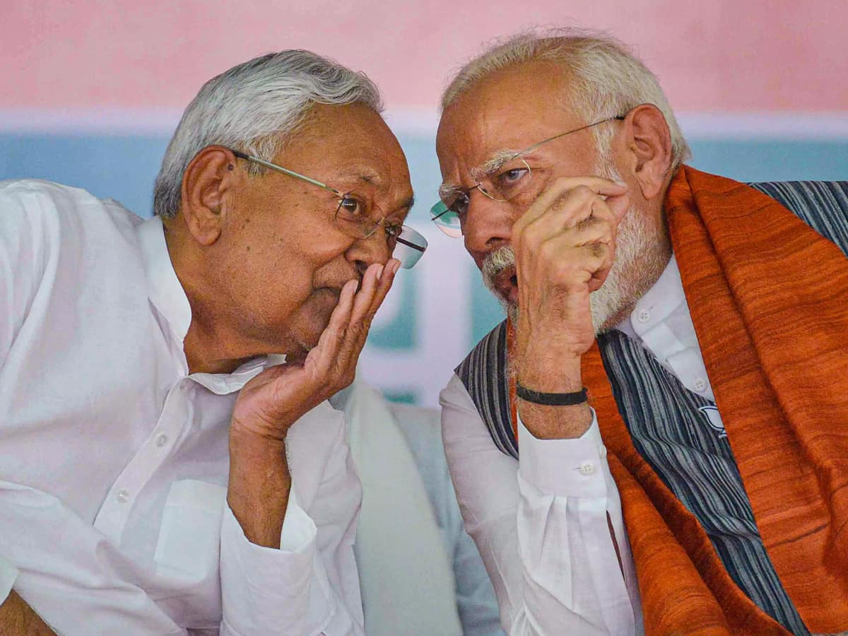 नीतीश कुमार या कोई और...कौन बनेगा बिहार का मुख्यमंत्री? प्रचंड बहुमत मिलते ही CM आवास पहुंचे सम्राट चौधरी