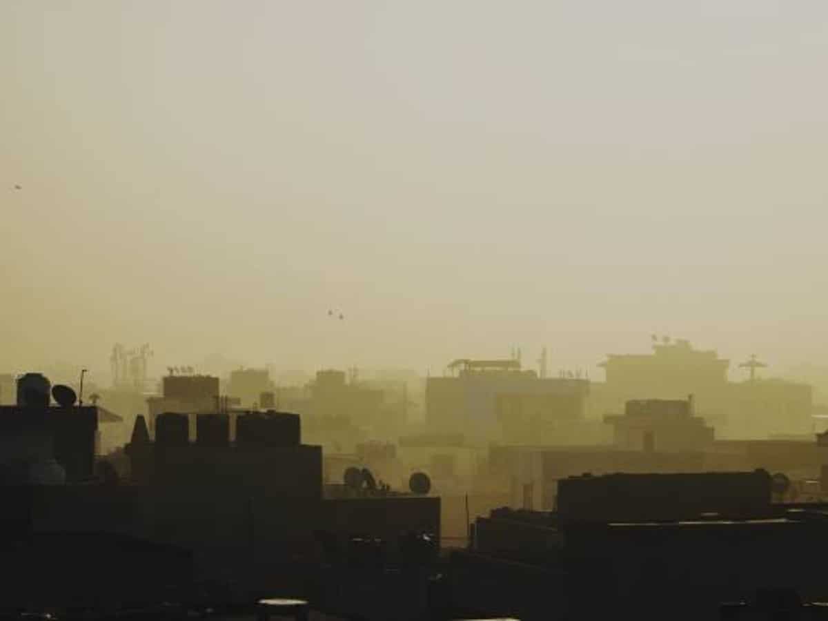 दिल्ली-NCR गैस चैंबर में बदला, एयर क्वालिटी 'बहुत खराब' से 'गंभीर' के बीच , AQI 500 के पार जाने को तैयार, हेल्थ पर मंडराया गंभीर संकट