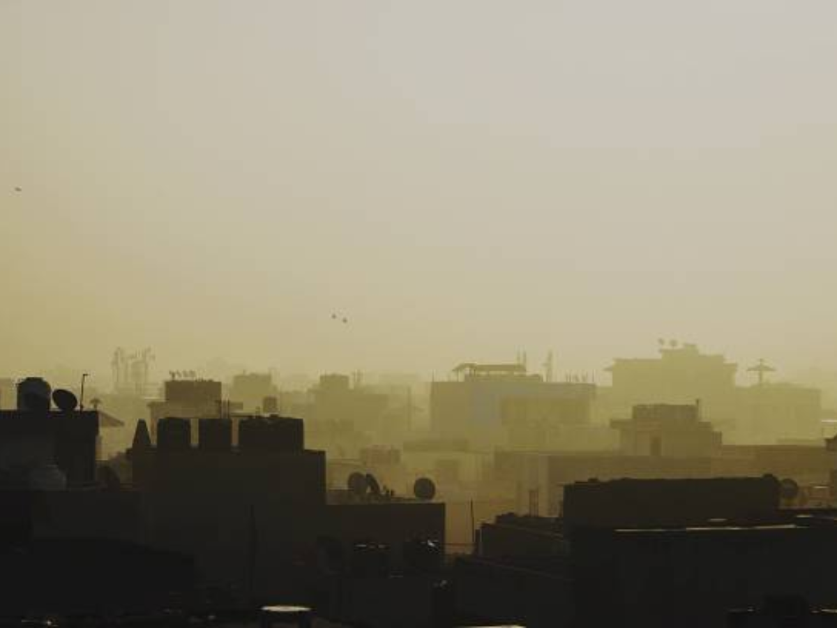 दिल्ली-NCR गैस चैंबर में बदला, एयर क्वालिटी 'बहुत खराब' से 'गंभीर' के बीच , AQI 500 के पार जाने को तैयार, हेल्थ पर मंडराया गंभीर संकट