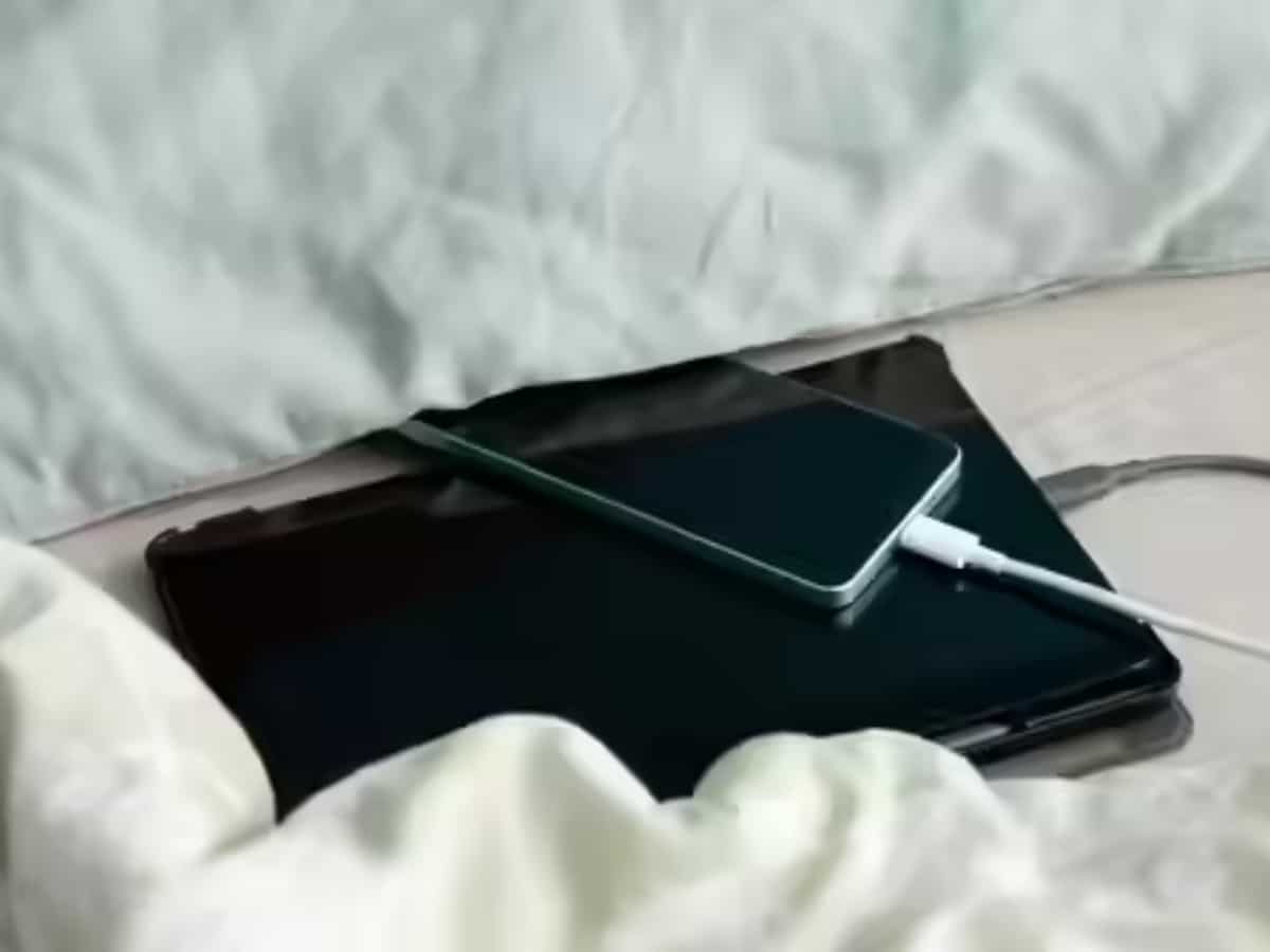 रातभर फोन चार्ज पर छोड़ते हैं? ये स्टडी पढ़कर आदत तुरंत बदल देंगे!