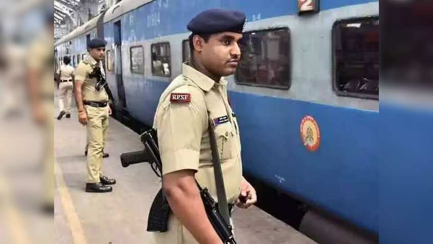दुरंतो एक्सप्रेस में चली चेकिंग, यात्री बोला 'किताबें हैं', बैग खोलते ही RPF-GRP रह गई दंग