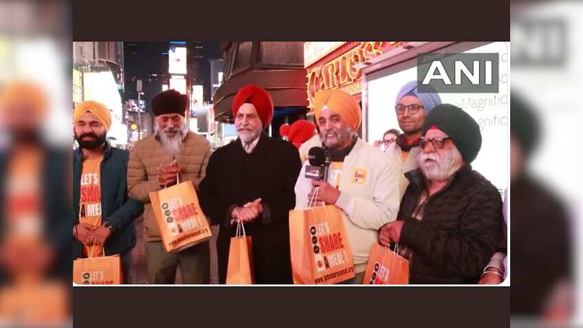 गुरु नानक देव जी की सीखों से गूंज उठा अमेरिका! न्यूयॉर्क टाइम्स स्क्वायर में पद्म भूषण संत सिंह ने हजारों लोगों को बांटा मुफ्त लंगर