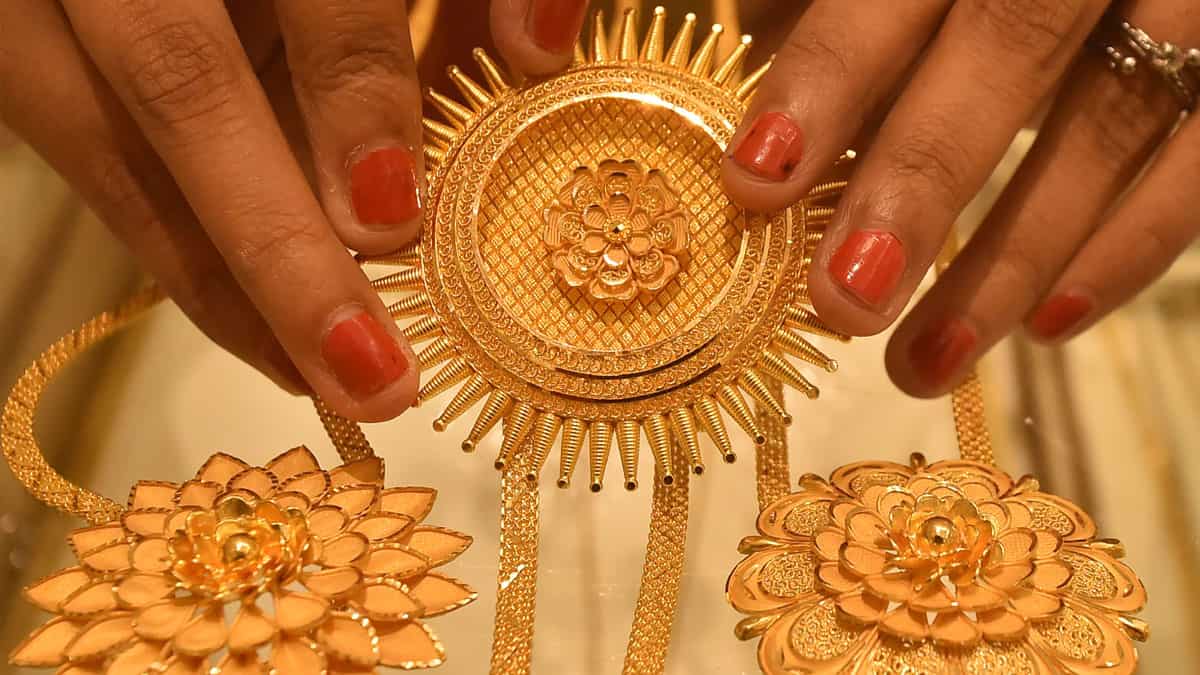 हफ्ते की शुरुआत में धड़ाम से गिरे सोने-चांदी के दाम, गोल्ड ₹1870 टूटा, सिल्वर ₹4434 फिसला
