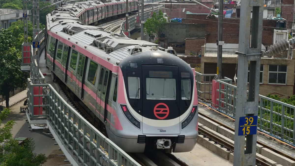'मौजपुर-जाफराबाद' के बीच 'अटकी' दिल्ली मेट्रो, सिग्नलिंग दिक्कत से ठप पड़ी पिंक लाइन, कुछ वक्त बाद बहाल