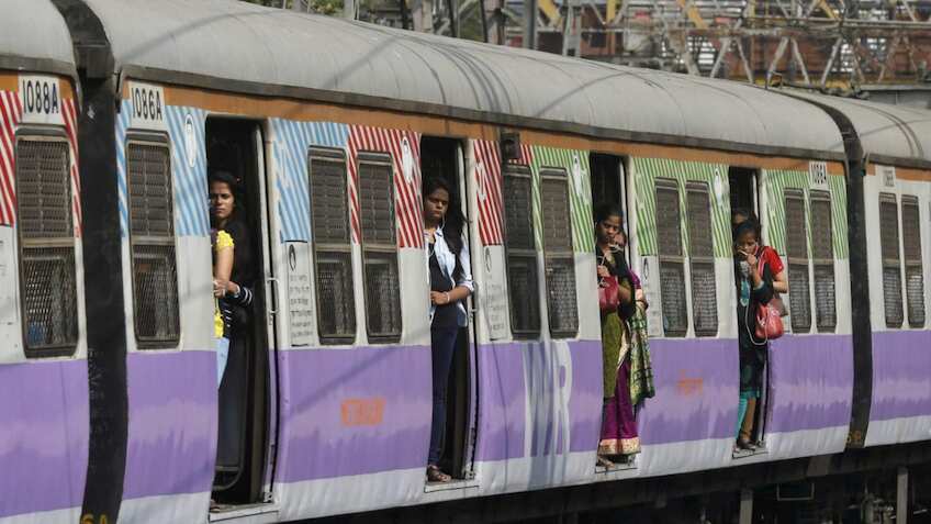 सुबह-सुबह लाखों रेलवे पैसेंजर्स की उड़ी नींद! रेल फ्रैक्चर ने रोकी मुंबई लोकल की रफ्तार, जानें अब क्या है हाल