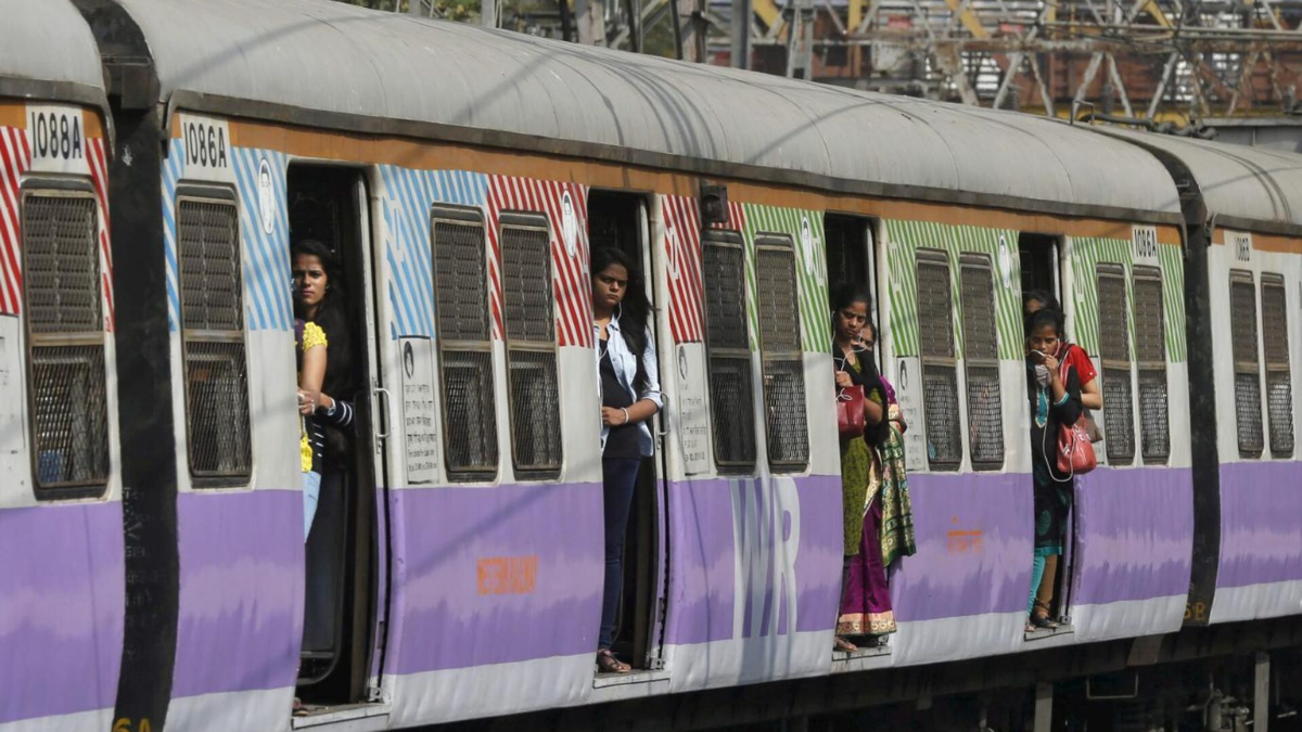 सुबह-सुबह लाखों रेलवे पैसेंजर्स की उड़ी नींद! रेल फ्रैक्चर ने रोकी मुंबई लोकल की रफ्तार, जानें अब क्या है हाल