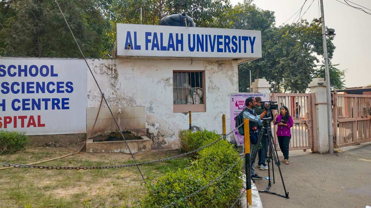 दिल्ली ब्लास्ट पर ED का बड़ा एक्शन, अल फलाह यूनिवर्सिटी के ग्रुप चेयरमैन जावेद सिद्दीकी अरेस्ट, ₹48 लाख कैश जब्त