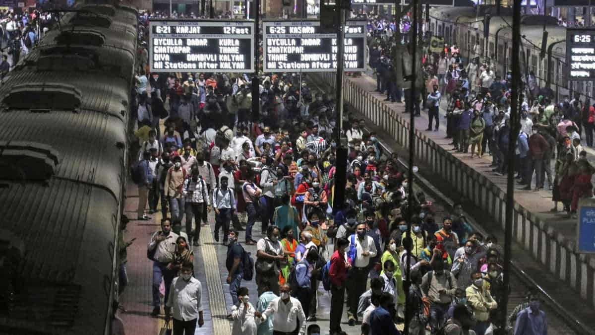 ये हैं भारत के 10 सबसे बिजी रेलवे स्टेशन, हर साल आते हैं इतने पैसेंजर जितनी तो कई देशों की आबादी भी नहीं!
