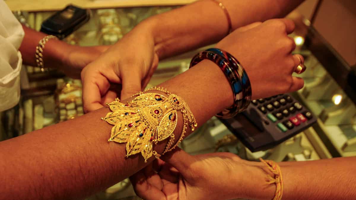 फिर तेजी से भागा सोना, चांदी में भी आई चमक! एक दिन में ₹1,500 प्रति 10 ग्राम महंगा हो गया Gold, देखें ताजा भाव
