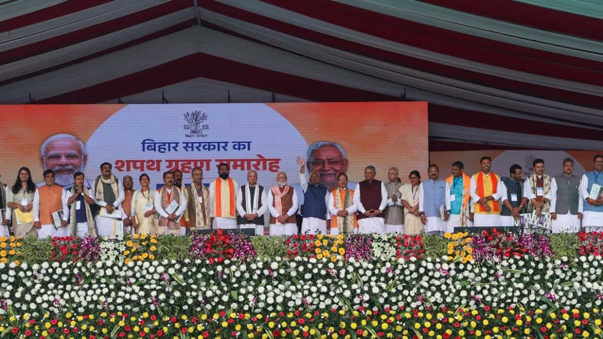 नीतीश कुमार ने 26 विधायकों संग ली CM पद की शपथ, JDU-BJP-LJP सहित किस पार्टी के कितने नेता बिहार कैबिनेट में शामिल?