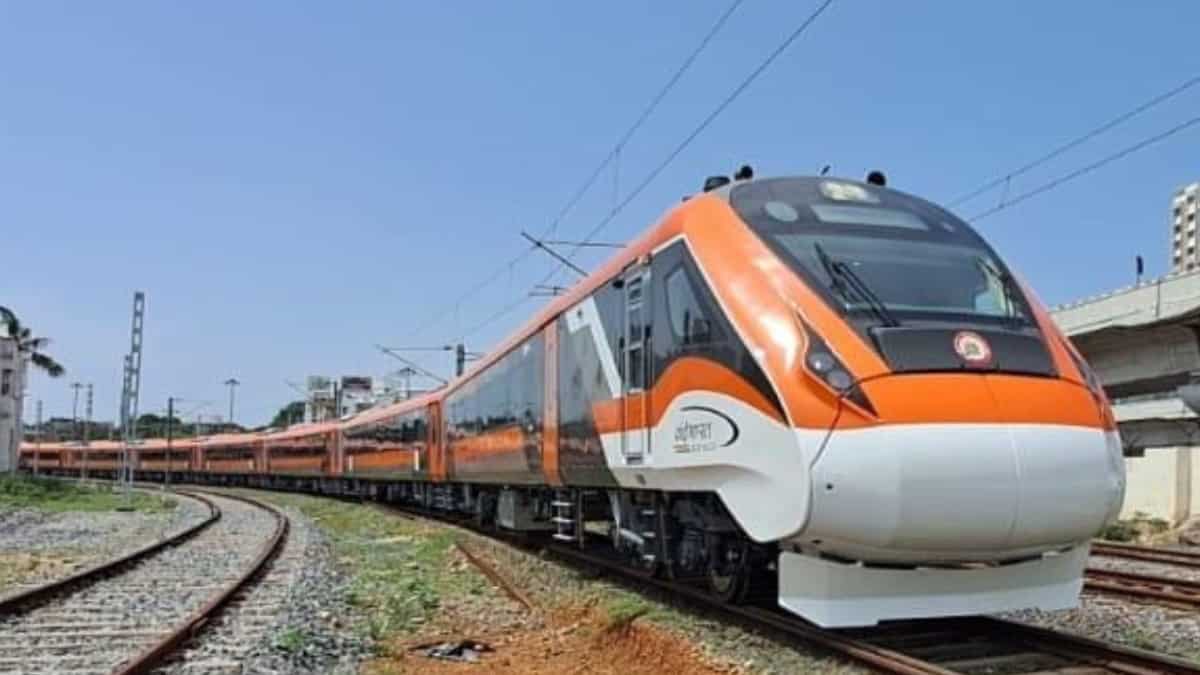 रेलमंत्री ने कर दिया ऐलान! अगले महीने से पटरी पर आ जाएगी वंदे भारत स्लीपर ट्रेन, अभी पूरा हो रहा ये काम