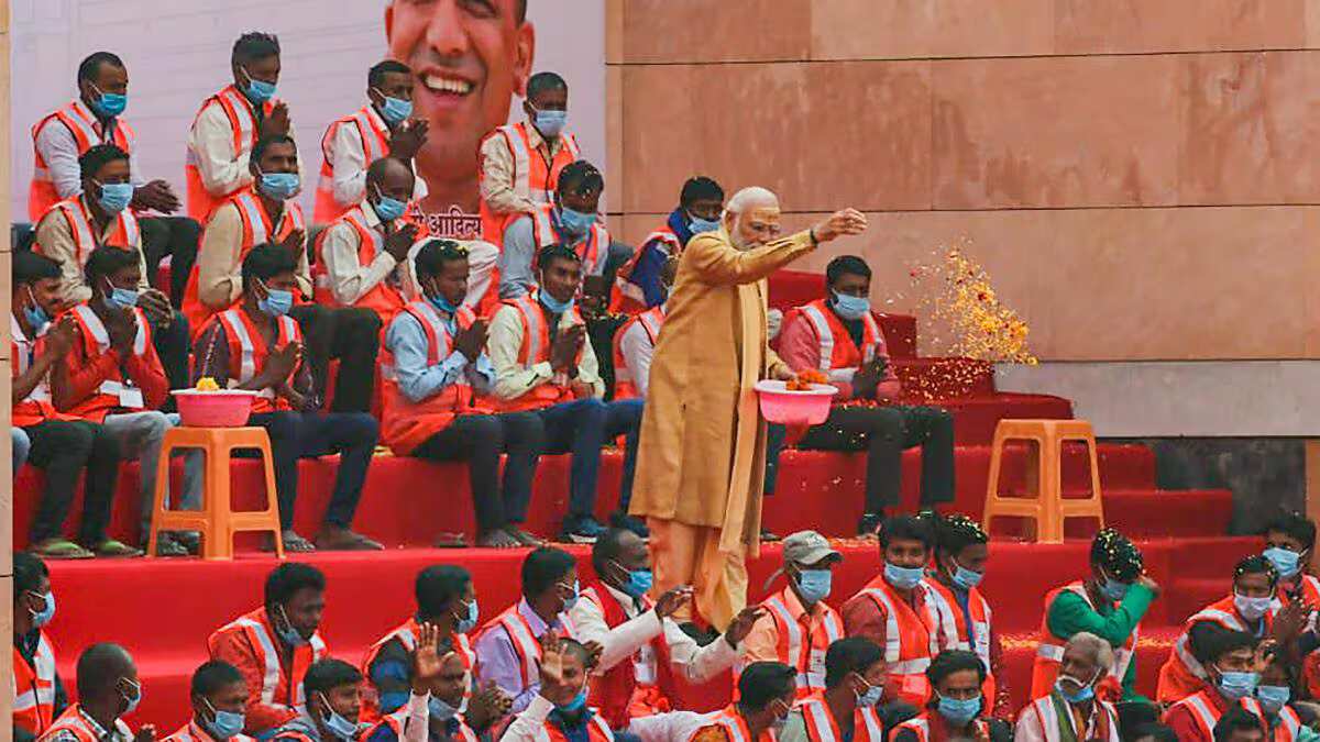 फ्री हेल्थ चेकअप, ग्रेच्युटी, महिलाओं को भी पुरुषों के समान वेतन... 4 नए लेबर कानून में जानिए क्या-क्या बदल गया