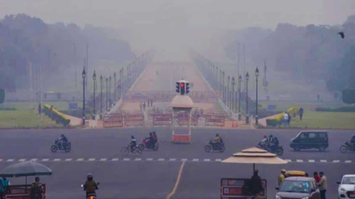 दिल्ली-एनसीआर में हवा जहरीली के बीच ठंड ने मारी एंट्री: AQI 450 के पार, प्रदूषण से लोगों का हाल बेहाल,जानें फुल अपडेट