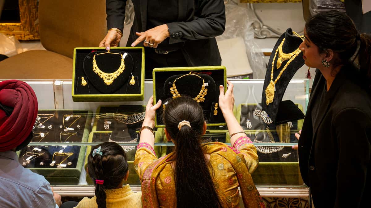 Gold Price: 3 दिन की गिरावट के बाद अचानक से भागा सोना! एक झटके में हो गया इतना महंगा, देखें ताजा भाव