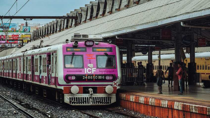 चलती ट्रेन में बेटे की डर से कांप गई सांसें… लेकिन Rail Madad बना देवदूत, मिनटों में ढूंढ निकाली मां!