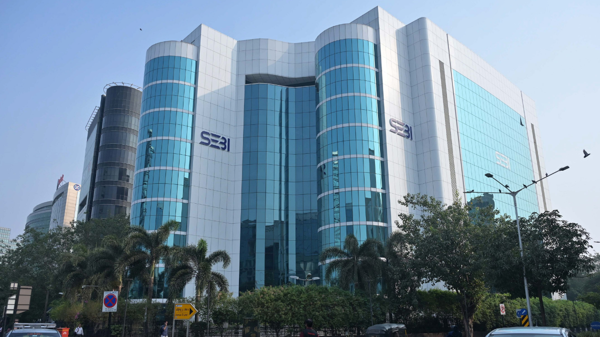 SEBI का बड़ा एक्शन! 68 इन्वेस्टमेंट एडवाइजर्स का रजिस्ट्रेशन किया कैंसिल, जानें क्यों गिरी गाज?