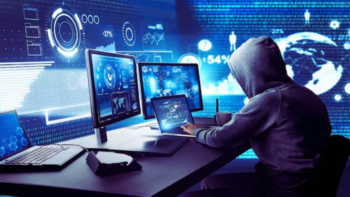 हैकर्स का हर वार होगा बेकार! साइबर फ्रॉड को मात देने वाले ये 5 टिप्स अभी जान लें, पासवर्ड से बैकअप तक सब कुछ!