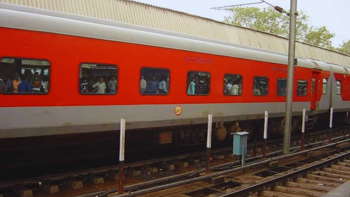 रेल यात्रियों की बल्ले-बल्ले! ट्रेन के स्लीपर कोच में सफर करने वालों के खिलेंगे चेहरे, मिलेंगी बेडरोल जैसी ये सुविधाएं
