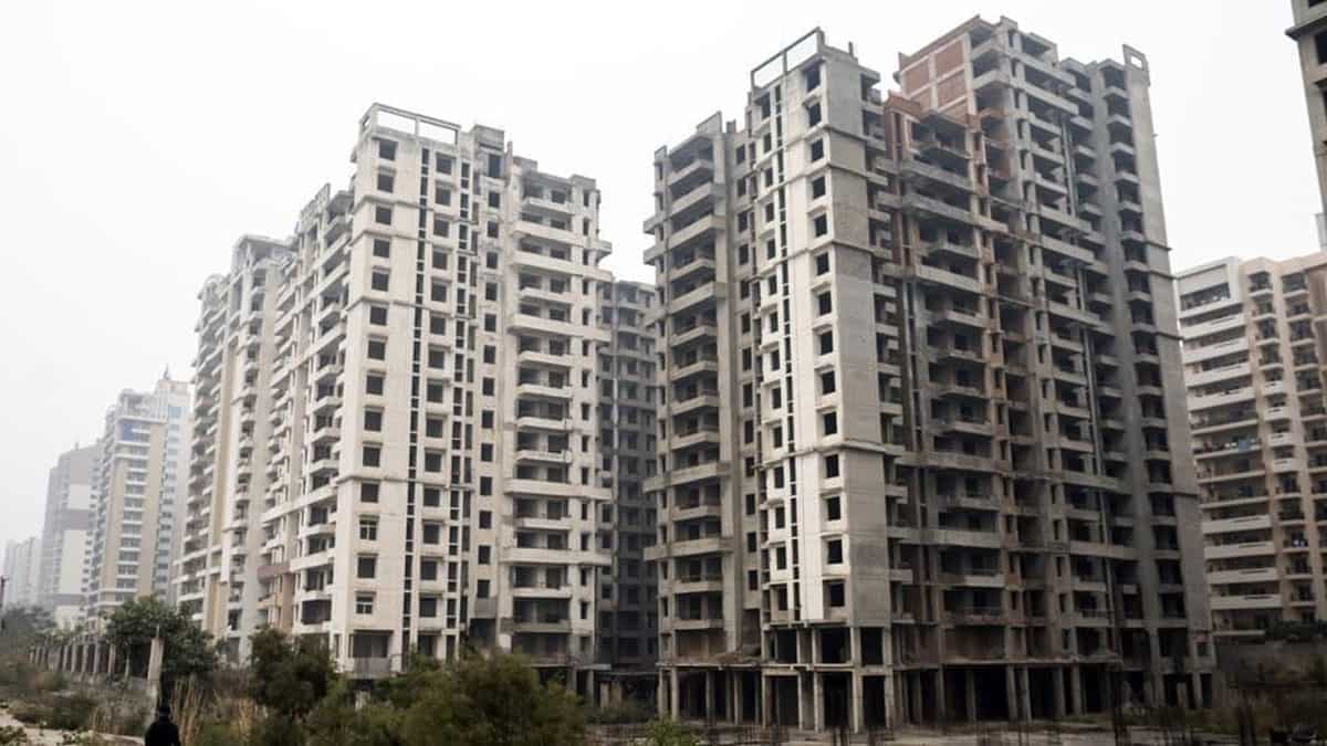 लाखों होमबायर्स का वनवास खत्म! नोएडा में फंसे फ्लैट्स को मिली संजीवनी, को-डेवलपर पूरा करेंगे अटके प्रोजेक्ट्स