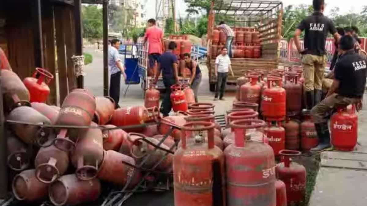 इस राज्‍य के लाखों परिवारों को सरकार ने दी बड़ी खुशखबरी! अब सिर्फ ₹300 में मिलेगा LPG सिलेंडर