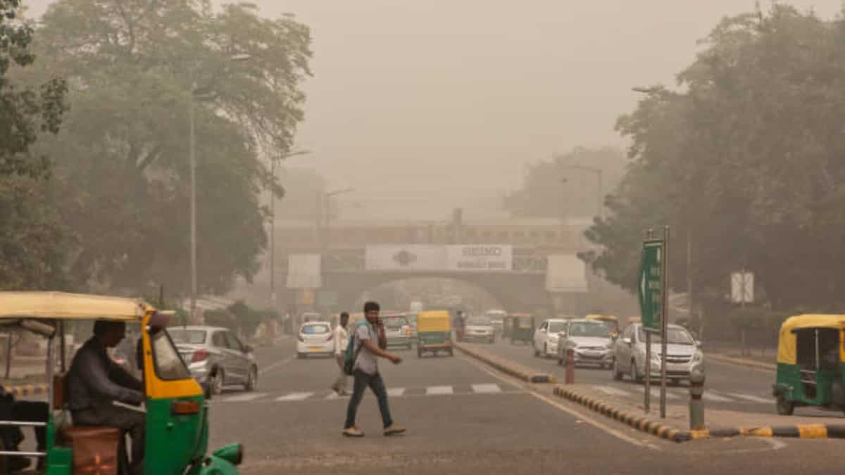 दिल्ली-NCR की हवा में है बस जहर: दिल्ली, नोएडा और गाजियाबाद में AQI 450 के पास, अस्पतालों में बढ़ी मरीजों की भीड़