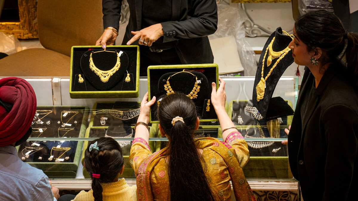 कमजोर रुपये ने दी सोने को रफ्तार! एक झटके में Gold के इतने बढ़ गए दाम, जानें क्या है ताजा भाव?