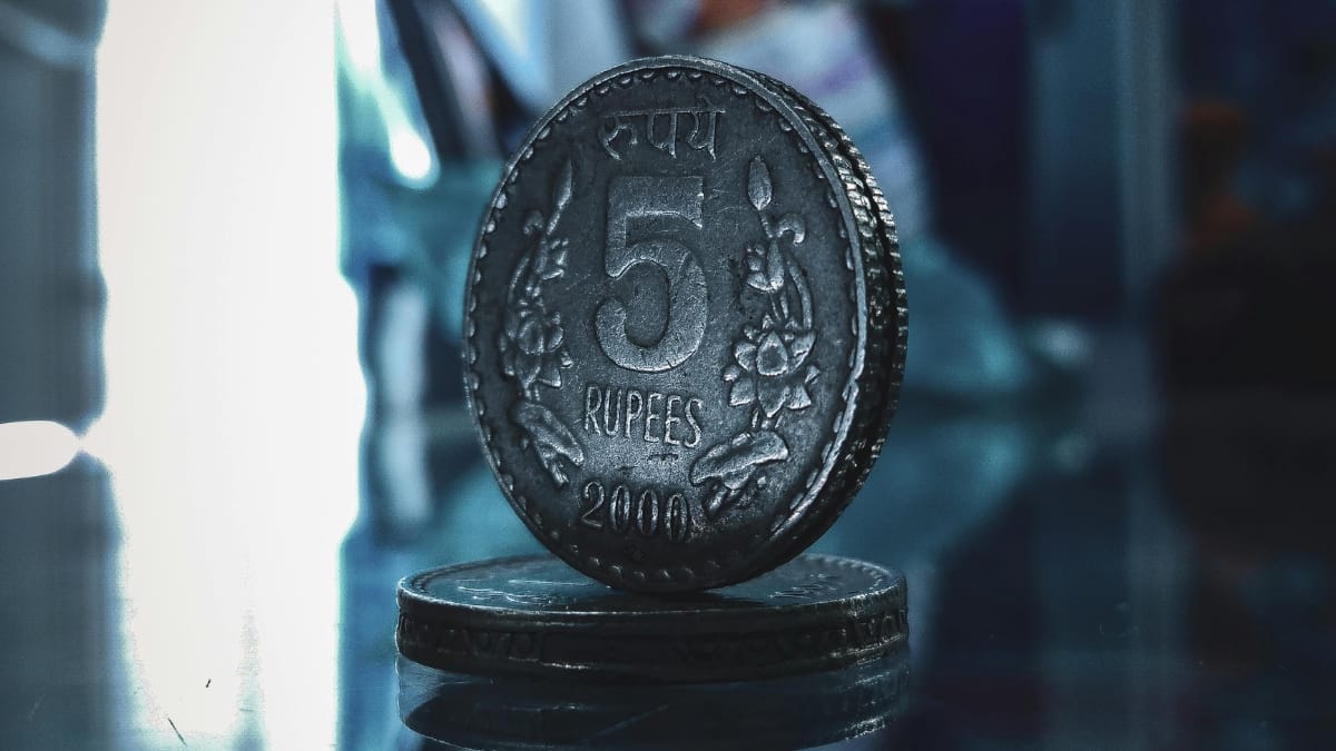 रुपया पहुंचा 90 के पार... लेकिन क्या सच में कमजोर हो रही देश की करेंसी? SBI की रिपोर्ट से समझें पैसों का पूरा खेल!