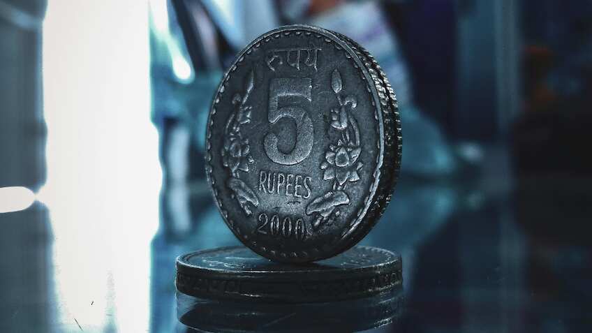 रुपया पहुंचा 90 के पार... लेकिन क्या सच में कमजोर हो रही देश की करेंसी? SBI की रिपोर्ट से समझें पैसों का पूरा खेल!