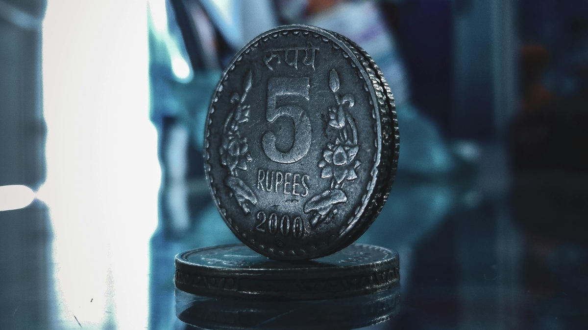 रुपया पहुंचा 90 के पार... लेकिन क्या सच में कमजोर हो रही देश की करेंसी? SBI की रिपोर्ट से समझें पैसों का पूरा खेल!