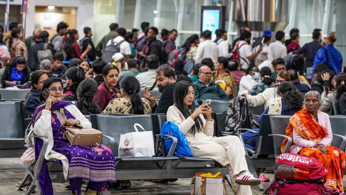 IndiGo पर बड़ा एक्शन! रोज 200 फ्लाइट क्यों हो रही हैं कैंसिल? सरकार ने मीटिंग में लगाई कड़ी फटकार