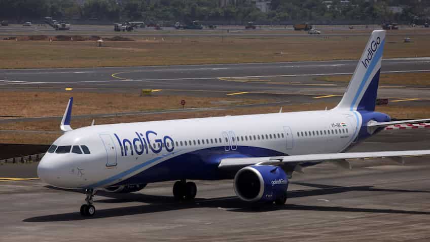 IndiGo की आपकी फ्लाइट कैंसिल हुई या समय पर उड़ेगी? मिनटों में ऐसे चेक करें अपनी बुकिंग का LIVE स्टेटस