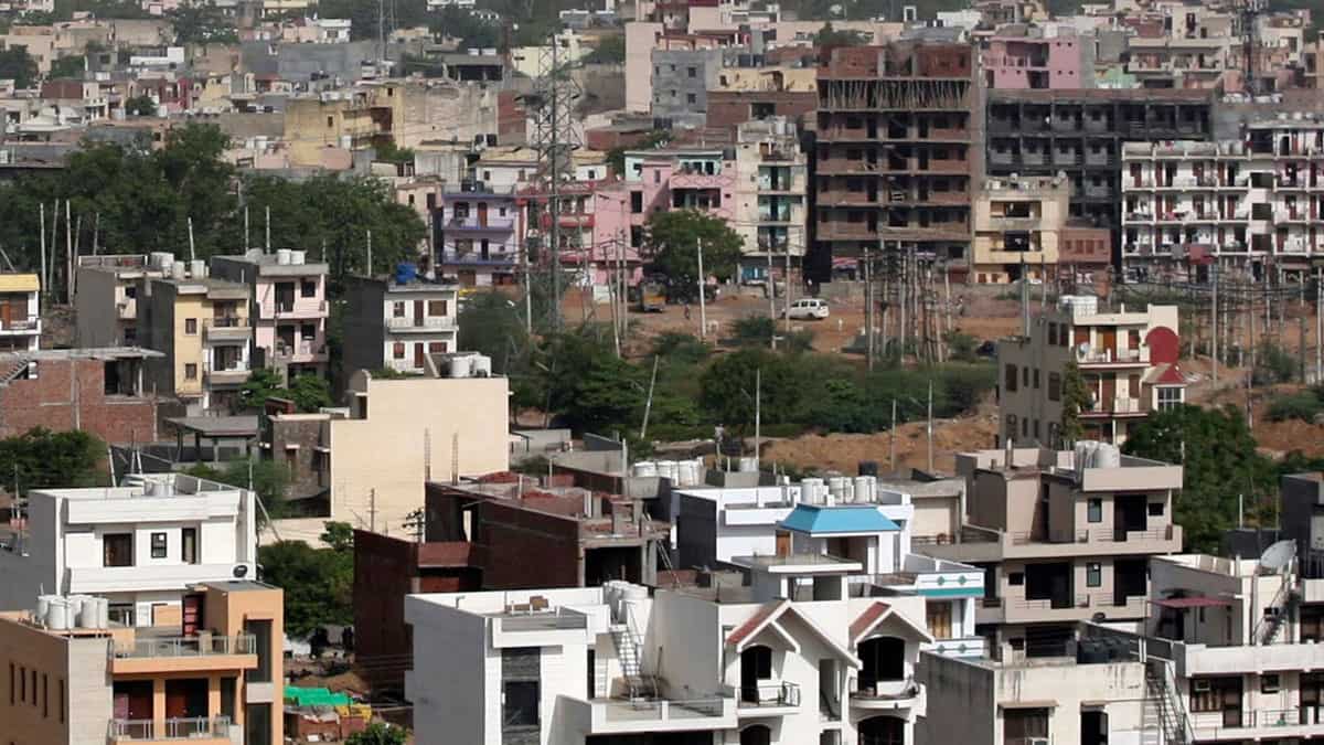 NCR में छोटे फ्लैट भी रिटर्न मशीन, लग्जरी घरों से भी ज्यादा दिया मुनाफा, मुंबई-बेंगलुरु की कोठियां भी फेल