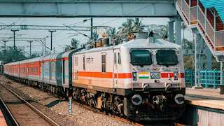 Indigo संकट के बीच रेलवे का बड़ा ऐलान, राजधानी-शताब्दी में बढ़ेंगे कोच, इन रूट्स पर चलेंगी स्पेशल ट्रेन