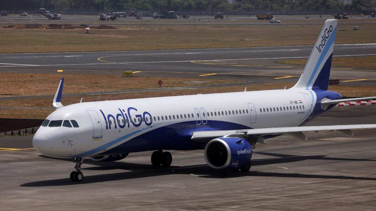 IndiGo: शनिवार को भी 800 से ज्यादा फ्लाइट्स हुई कैंसिल, DGCA की सख्ती के बीच पैसेंजर्स को रिफंड दे रही एयरलाइन