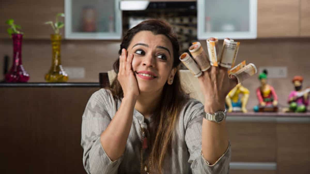 महीने के लास्ट में जेब खाली? तो सैलरी आते ही फटाक से करें ये काम, आराम से होगी ₹ 15,000 से 20,000 की सेविंग्स!