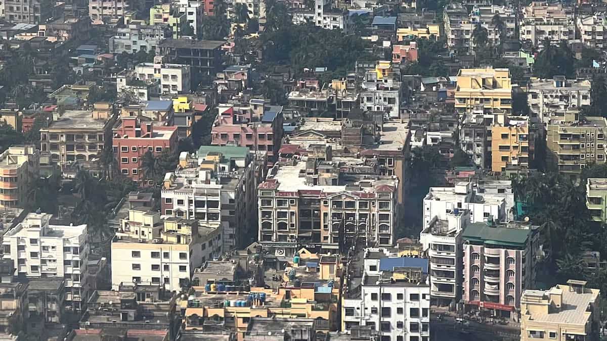 NCR में घर खरीदारों पर दोहरी मार, नए लॉन्च घटे, केवल 1 साल का स्टॉक, क्या यह है बिल्डर्स का 'प्राइस गेम'?