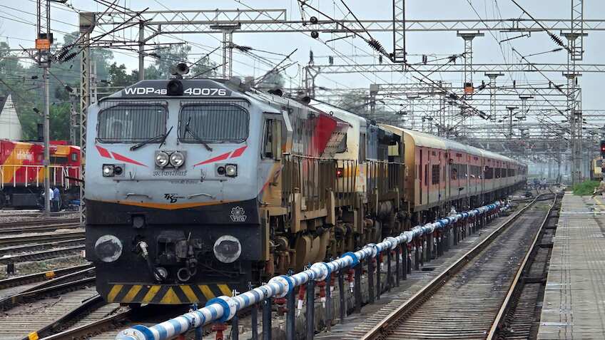 Indian Railways: ड्यूटी पर Reels या वीडियो बनाना पड़ेगा महंगा! रेलवे ने साफ कहा- पकड़े गए तो होगी कड़ी कार्रवाई