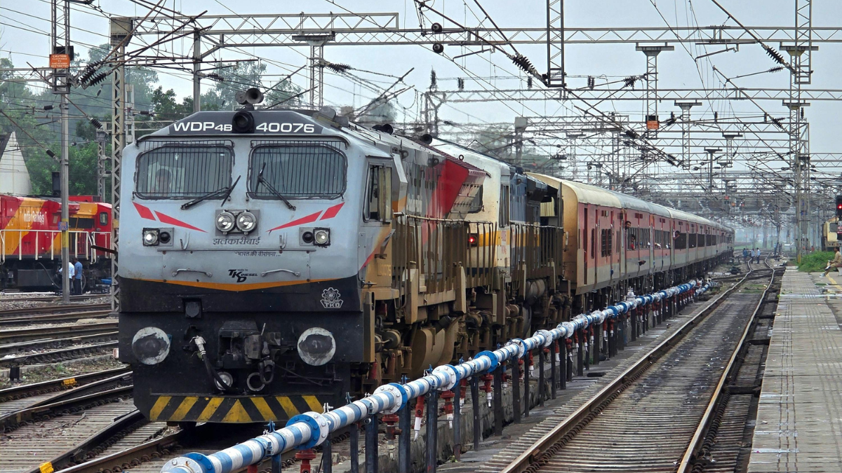 Indian Railways: ड्यूटी पर Reels या वीडियो बनाना पड़ेगा महंगा! रेलवे ने साफ कहा- पकड़े गए तो होगी कड़ी कार्रवाई