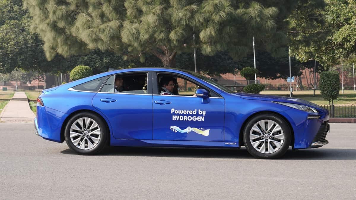 हाइड्रोजन कार से संसद पहुंचे केंद्रीय मंत्री प्रह्लाद जोशी, जीरो एमिशन और पॉल्यूशन भी नहीं